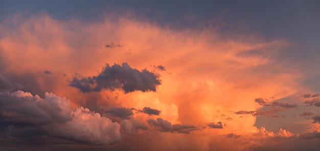 Belo céu pôr do sol como pano de fundo