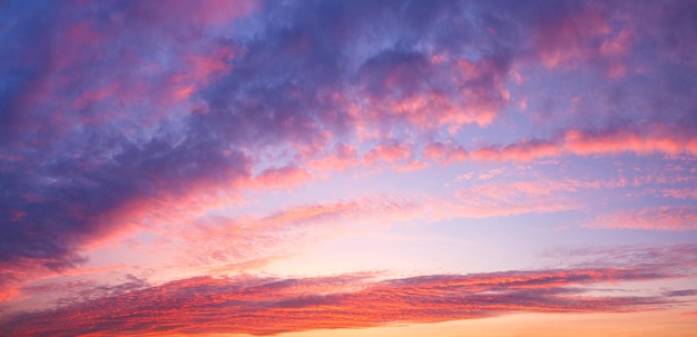 Belo céu pôr do sol como pano de fundo