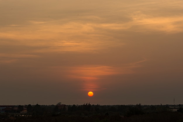 Belo céu quando o sol brilha