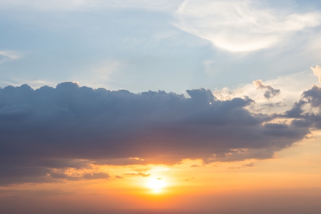 Belo céu quando o sol brilha