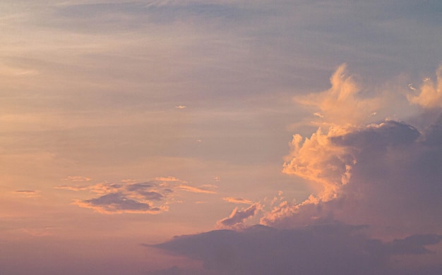 Belo céuPôr do sol amarelo vermelho dramático sobre a cidade Nuvens azuis vermelhas ao pôr do sol à noite