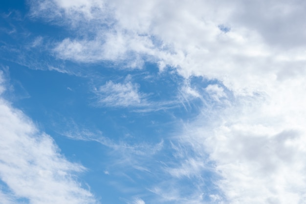 Belo cirro e nuvens cúmulos fofas no céu azul. plano de fundo perfeito de céu azul e nuvens brancas para suas fotos, layout de design.