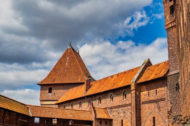 Belo complexo de castelo gótico medieval - castelo de Malbork, Polônia.
