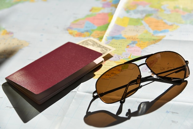 Belo conceito para viagens de verão Óculos de sol com passaporte Planejando férias e feriados de verão