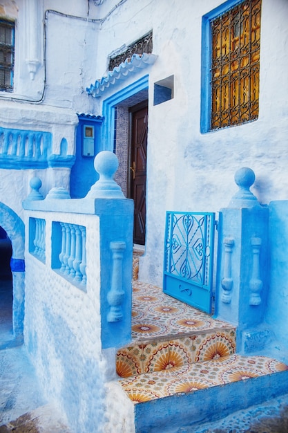 Belo conjunto diversificado de portas azuis da cidade azul de Chefchaouen, em Marrocos. As ruas da cidade são pintadas de azul em vários tons. Fabulosa cidade azul