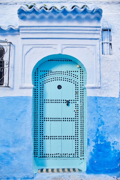 Belo conjunto diversificado de portas azuis da cidade azul