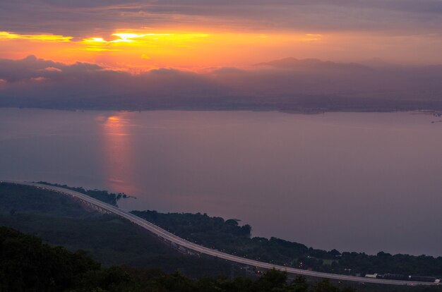 Belo crepúsculo e pôr do sol em Lam Takhong Dam, Nakhon Ratchasima, Tailândia.