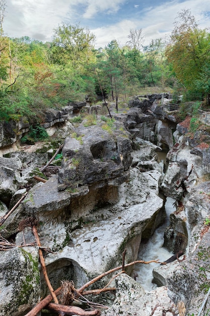 Belo desfiladeiro do rio Gorges du Fier na França perto do lago Annecy