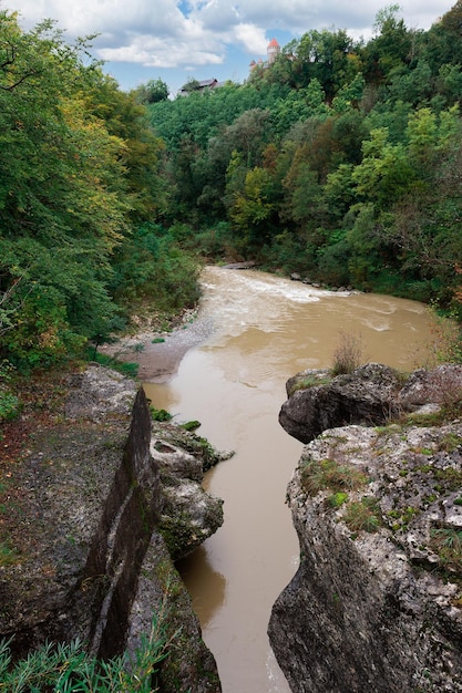 Belo desfiladeiro do rio Gorges du Fier na França perto do lago Annecy