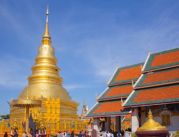 Belo design do norte do templo tailandês telhado de