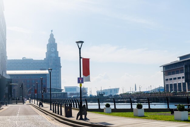 Belo dia de sol em Liverpool, Reino Unido, diferentes visões da cidade