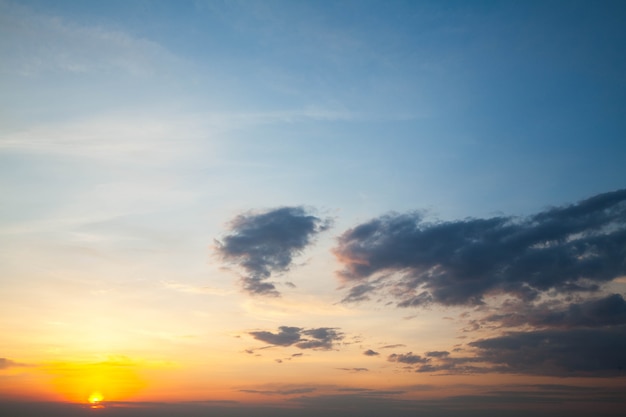 Belo e celestial nascer do sol na paisagem das montanhas, norte da tailândia