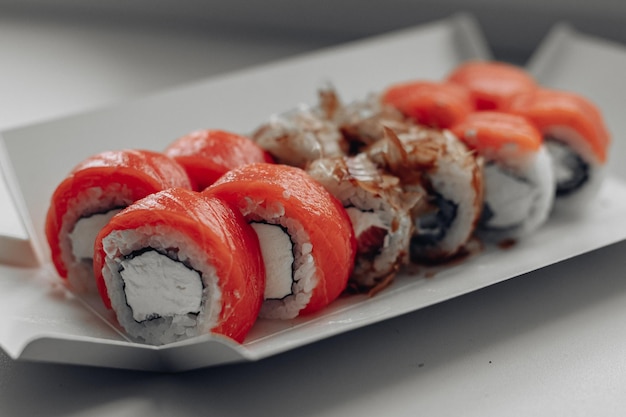 Belo e delicioso sushi Entrega de sushi Rolos de sushi publicitários feitos de peixe e queijo