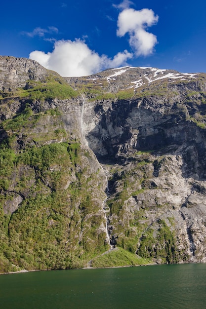 Belo e imponente fiorde norueguês na primavera com suas cachoeiras