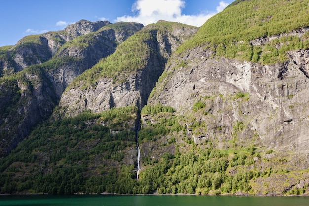 Belo e imponente fiorde norueguês na primavera com suas cachoeiras