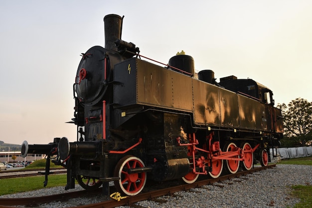 Belo e velho trem a vapor uma locomotiva ÁustriaEuropa