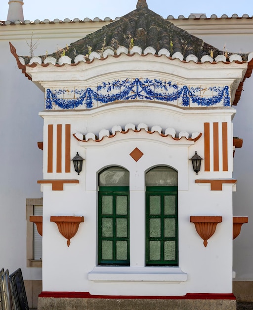 Belo edifício de azulejos restaurados