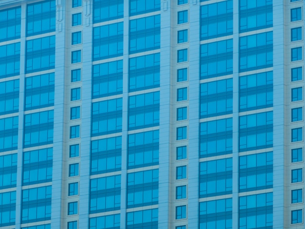 Foto belo edifício de escritórios e arquitetura com exterior de padrão de janela