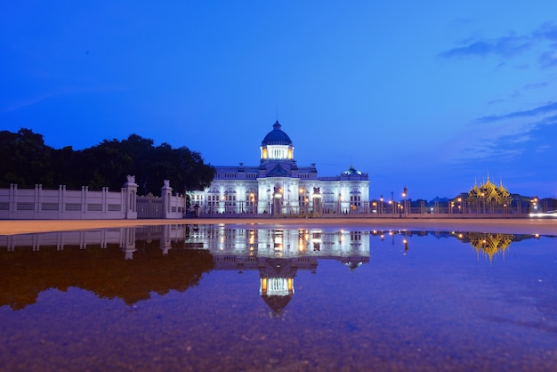 Foto belo edifício em banguecoque na manhã