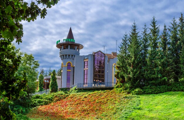 Belo edifício em um parque em meio à natureza