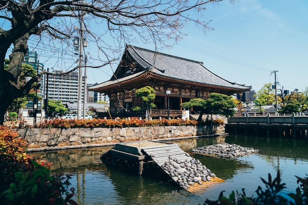 belo edifício histórico templo japonês em pé sob o céu azul. Shitennoji tranquilo ao redor do lago verde e a natureza planta árvores. vista de verão em osaka.