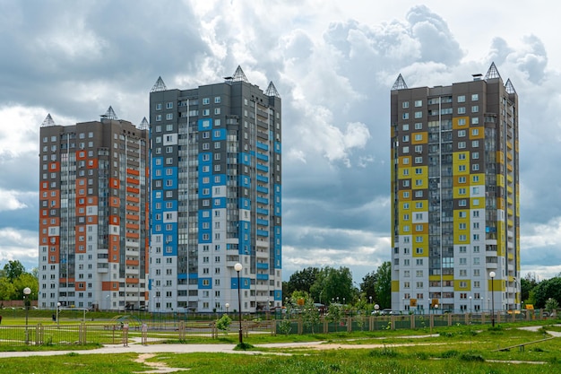 Belo edifício moderno de vários andares em uma nova área da cidade Um lugar para viver e fazer negócios na Europa