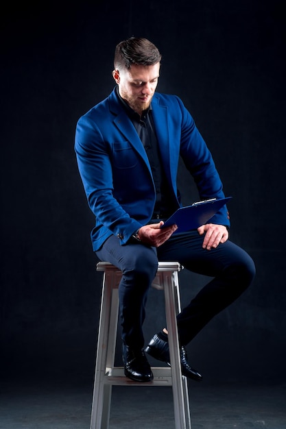 Belo empresário Beleza masculina Retrato de homem elegante de terno azul Homem elegante Moda masculina