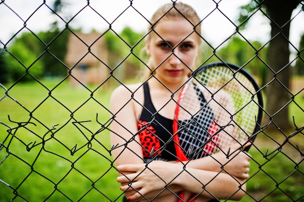 Belo esporte mulher tenista com raquete em traje de sportswear.