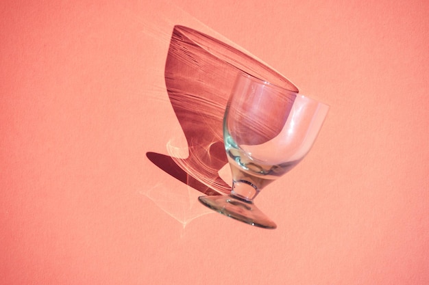 Foto belo fundo abstrato vidro de vinho raios de luz refratando coral cor pastel fundo abstrato