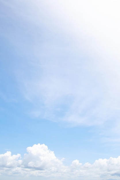 Foto belo fundo de céu azul claro com pequena nuvem branca simples no espaço de luz solar de raios matinais para foco suave de texto