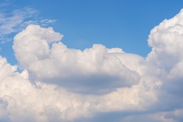 Foto belo fundo de céu azul com nuvens brancas fundo de natureza abstrata