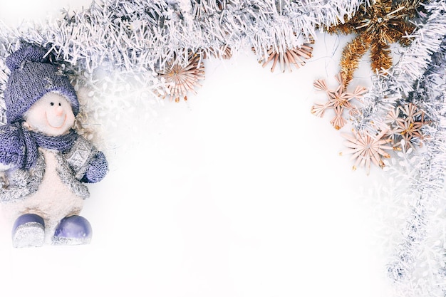 Belo fundo de Natal Figura de um boneco de neve de porcelana com um chapéu azul sobre fundo branco