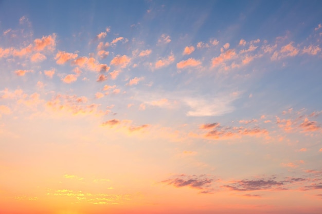 Belo fundo do céu Céu do nascer do sol com nuvens claras e sol real