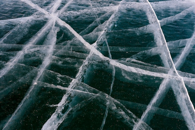 Belo gelo do lago baikal com rachaduras abstratas