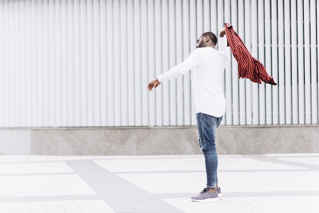 Belo homem afro-americano com roupas casuais na cidade moderna