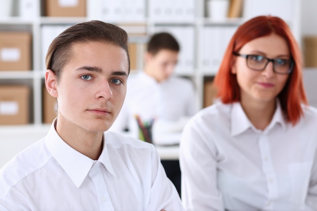 Belo homem de negócios sorridente no local de trabalho