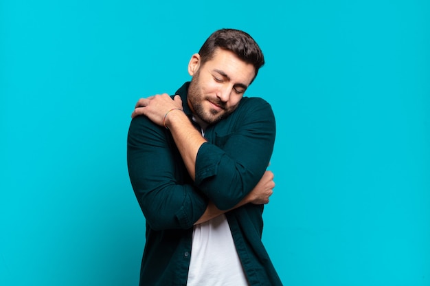 Belo homem loiro adulto se apaixonando, sorrindo, se acariciando e se abraçando, permanecendo solteiro, sendo egoísta e egocêntrico