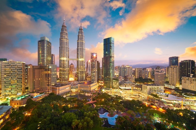Belo horizonte da cidade de Kuala Lumpur com cena dramática do crepúsculo do céu Malásia