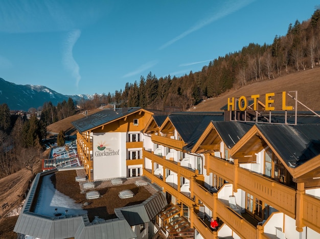 Belo hotel alpino de luxo no topo da montanha durante a primavera