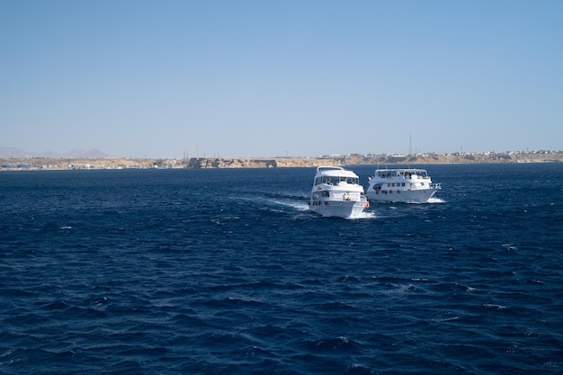 Belo iate a motor privado branco para uma viagem de barco no Mar Vermelho Egito