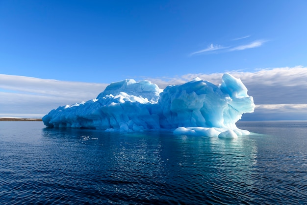Belo iceberg no mar Ártico em dia ensolarado. Grande pedaço de gelo no mar de perto.