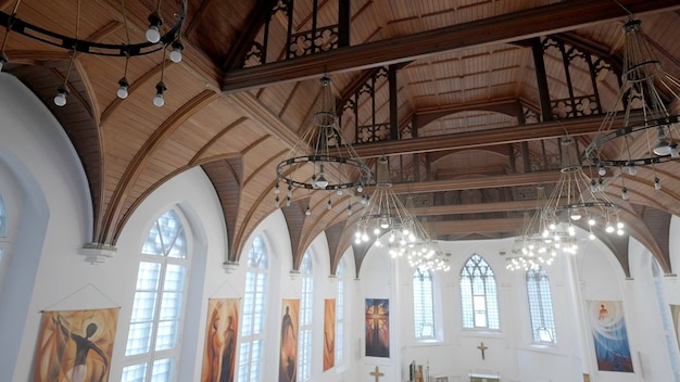 Foto belo interior da igreja com paredes brancas e teto de madeira conceito de ação de religião e fé