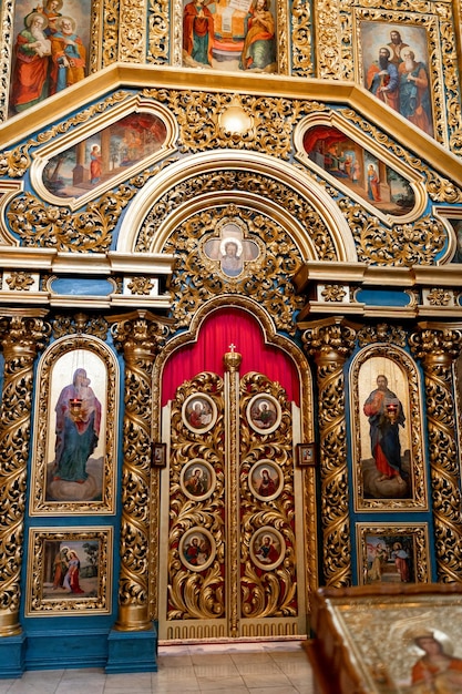 Belo interior de madeira de uma igreja ortodoxa