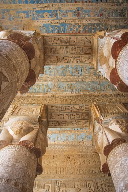 Belo interior do Templo de Dendera ou do Templo de Hathor. Egito, Dendera, antigo templo egípcio perto da cidade de Ken.
