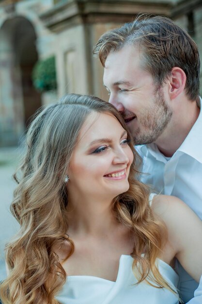 Belo jovem casal apaixonado perto do antigo palácio Wedding Relationship