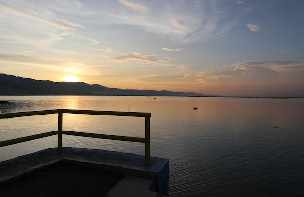 Belo lago à tarde