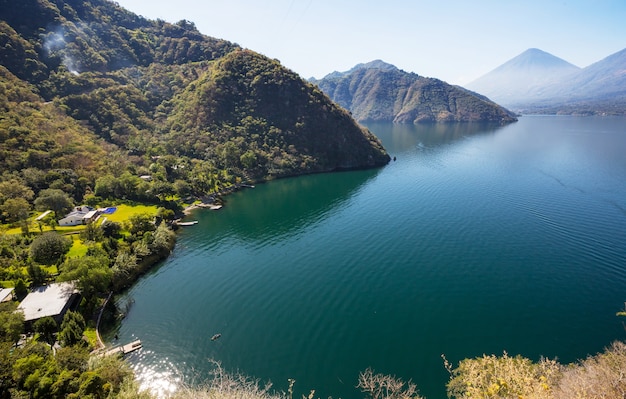 Belo lago Atitlan e vulcões nas terras altas da Guatemala, América Central