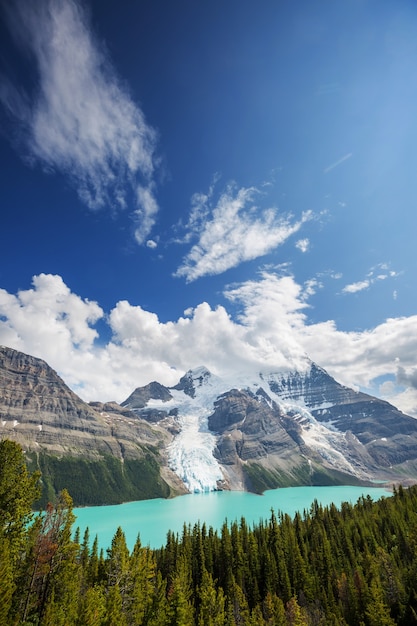 Foto belo lago berg e monte robson na temporada de verão, canadá