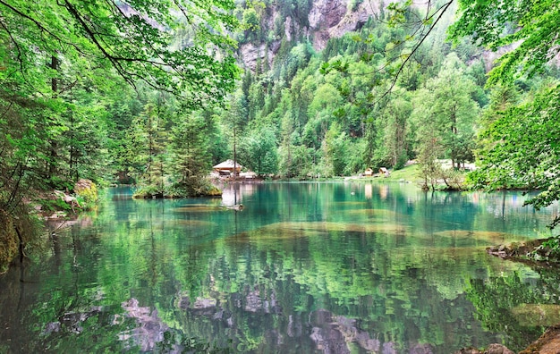 Belo lago Blausee