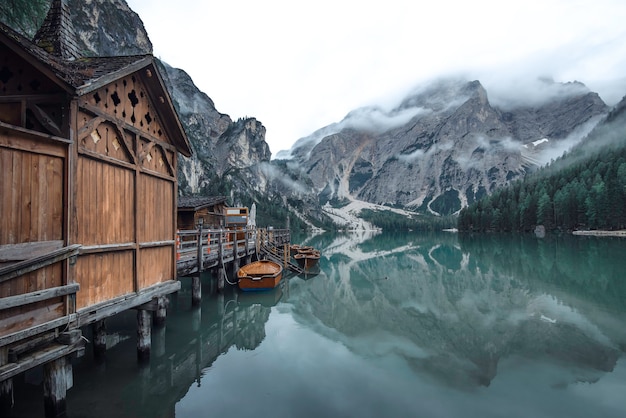 Belo lago com barcos nos Alpes italianos, Lago di Braies